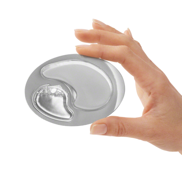 Hand with a pack of Valmont Eye Instant Stress Relieving Mask
