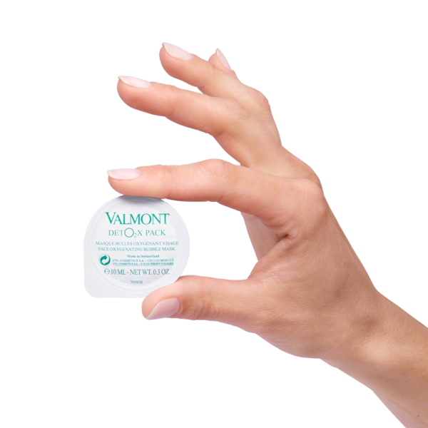 Hand holding a single Valmont DetO2x Pack